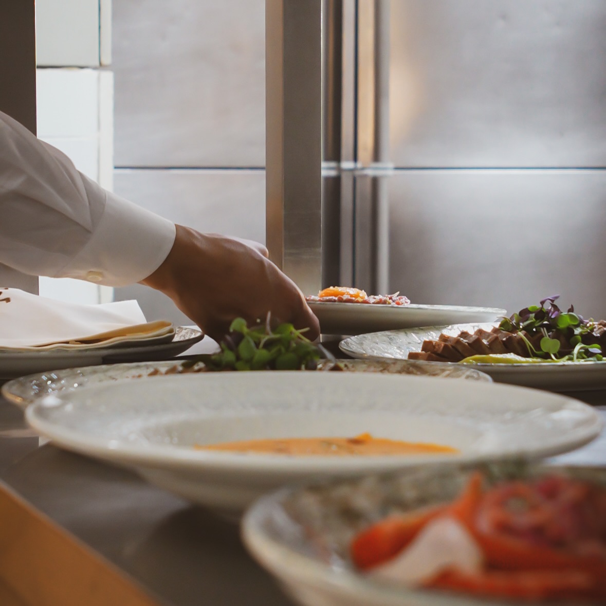 la mejor cocina española en nuestras terrazas, con vistas inigualables al entorno natural.